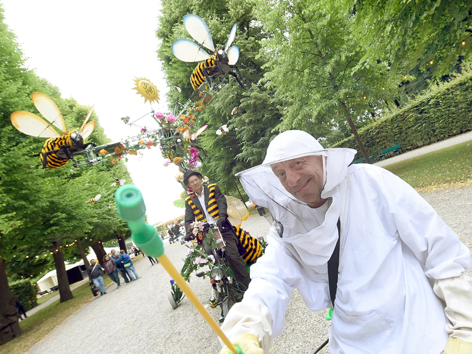Imker und sein Begleiter auf dem Rad