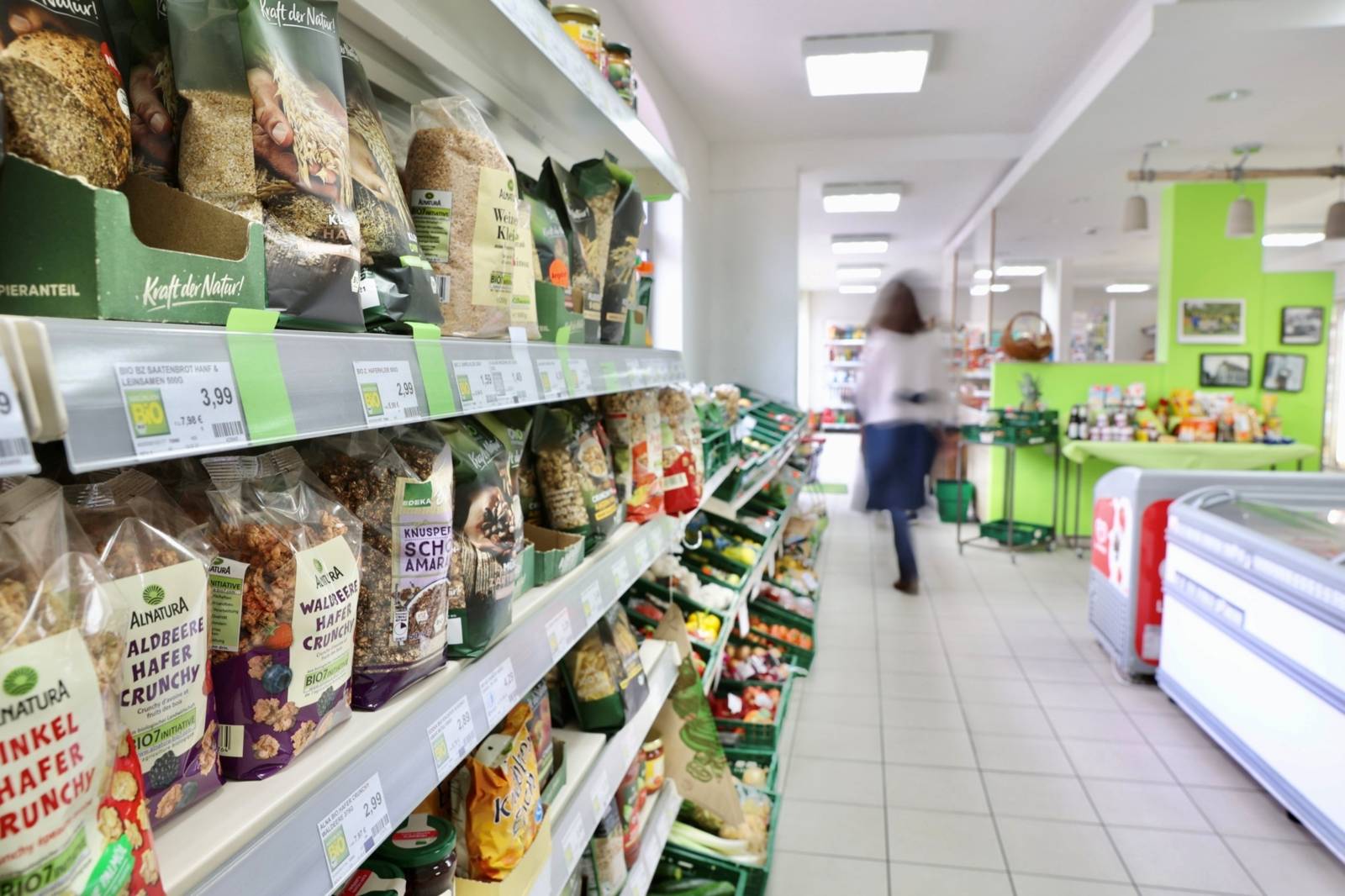 Lebensmittel in Regalen in einem Ladengeschäft