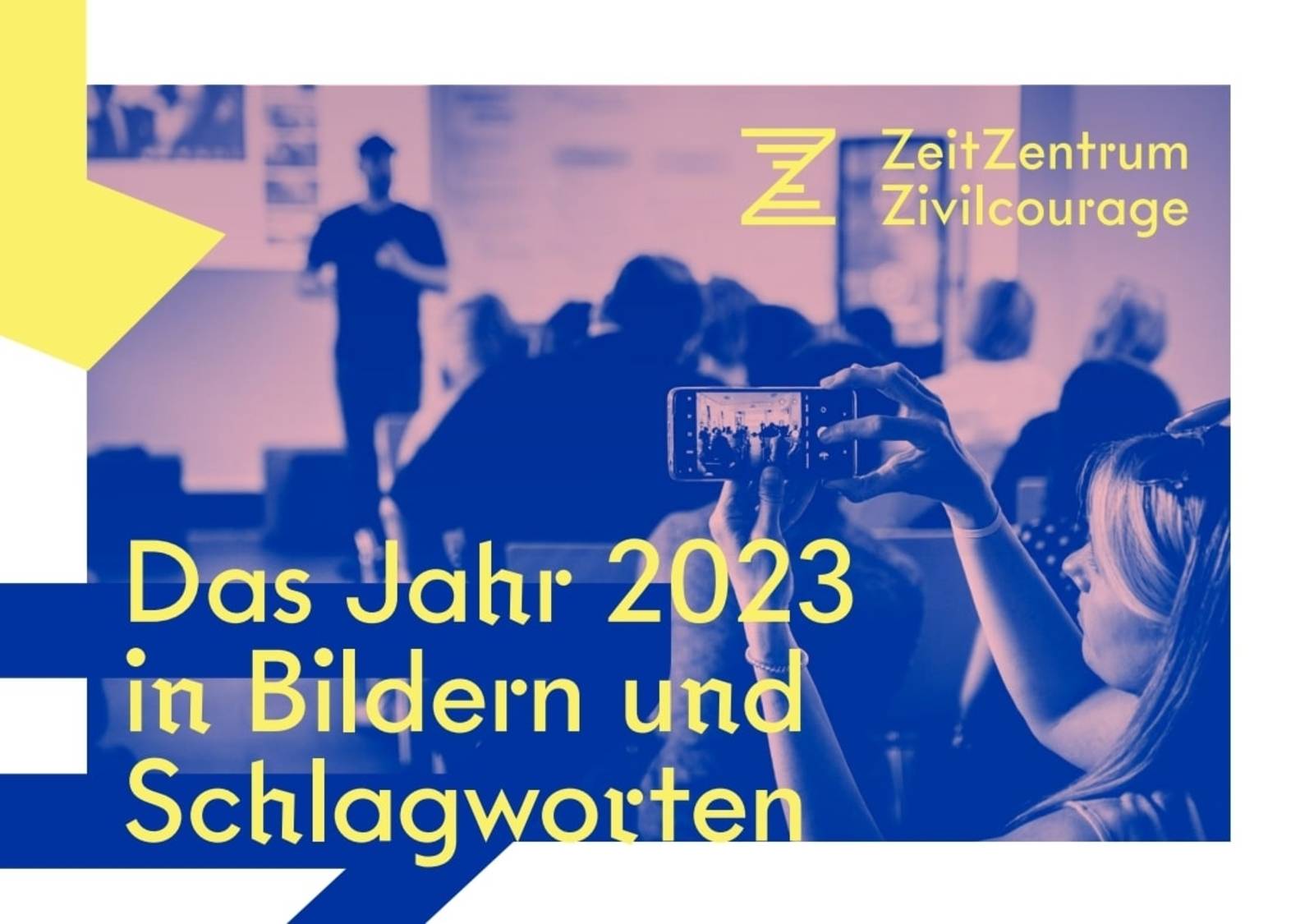 Cover des Jahresrückblickes 2023 des ZeitZentrum Zivilcourage. Auf dem Cover ist im Hintergrund eine Person, die ein Foto während einer Veranstaltung macht, in pinker Tönung zu sehen. Rechts oben in der Ecke ist das Logo des ZeitZentrum Zivilcourage. In großer Schrift steht geschrieben: "Das Jahr 2023 in Bildern und Schlagworten". Beides in gelber Farbe,