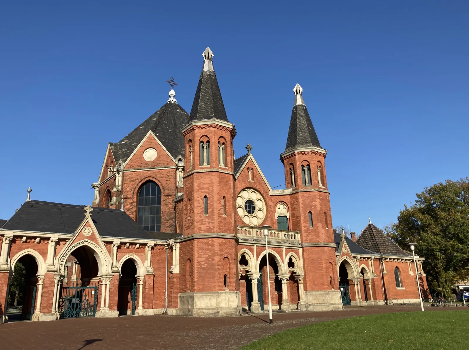 Eine Kapelle auf einem Friedhof.