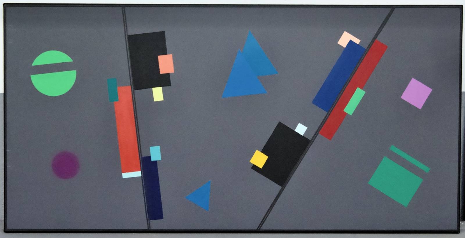 Zu sehen ist eine Malerei von Ingo Schinowski: auf grauem Grund sind bunte geometrische Figuren angeordnet.