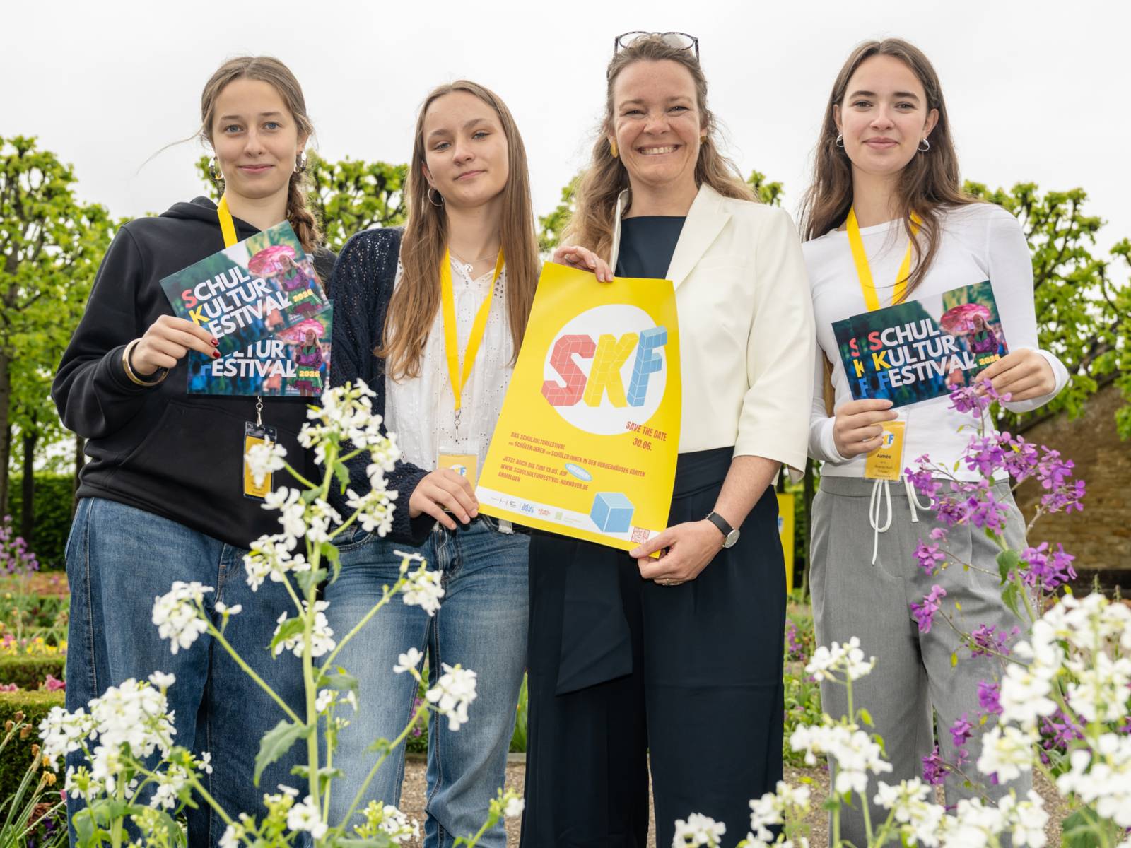 von links nach rechts: Anna Calvo Plewa (16), Lea Marlene Fischer (15), Kultur-und Bildungsdezernentin Eva Bender, Aimée Komenda (15)
