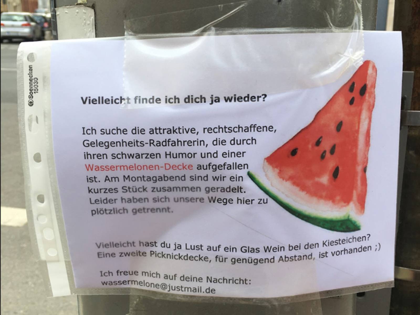 Auf einem Zettel an einer Laterne wird nach einer Frau mit einer Wassermelonendecke gesucht