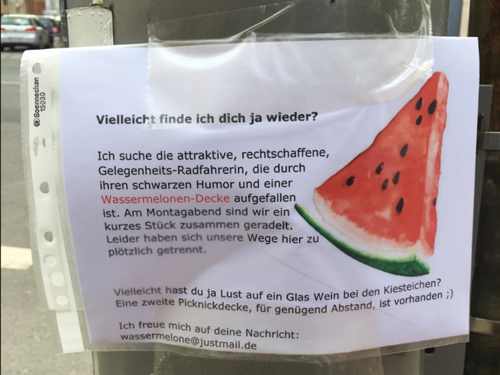 Auf einem Zettel an einer Laterne wird nach einer Frau mit einer Wassermelonendecke gesucht