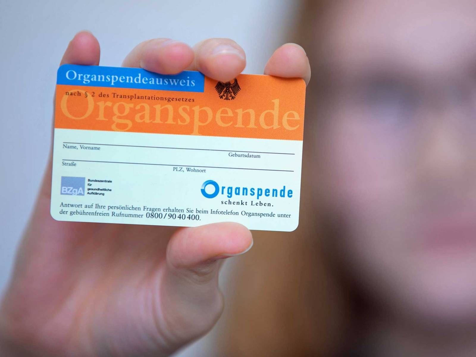 Hand hält einen Organspenderausweis