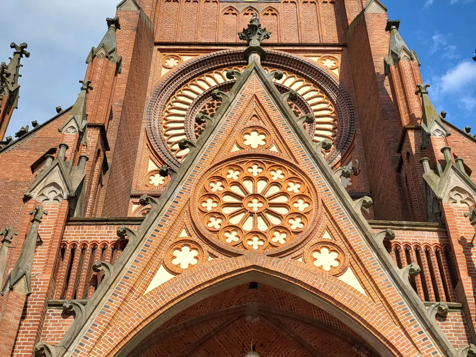 Eine Kirche von außen.