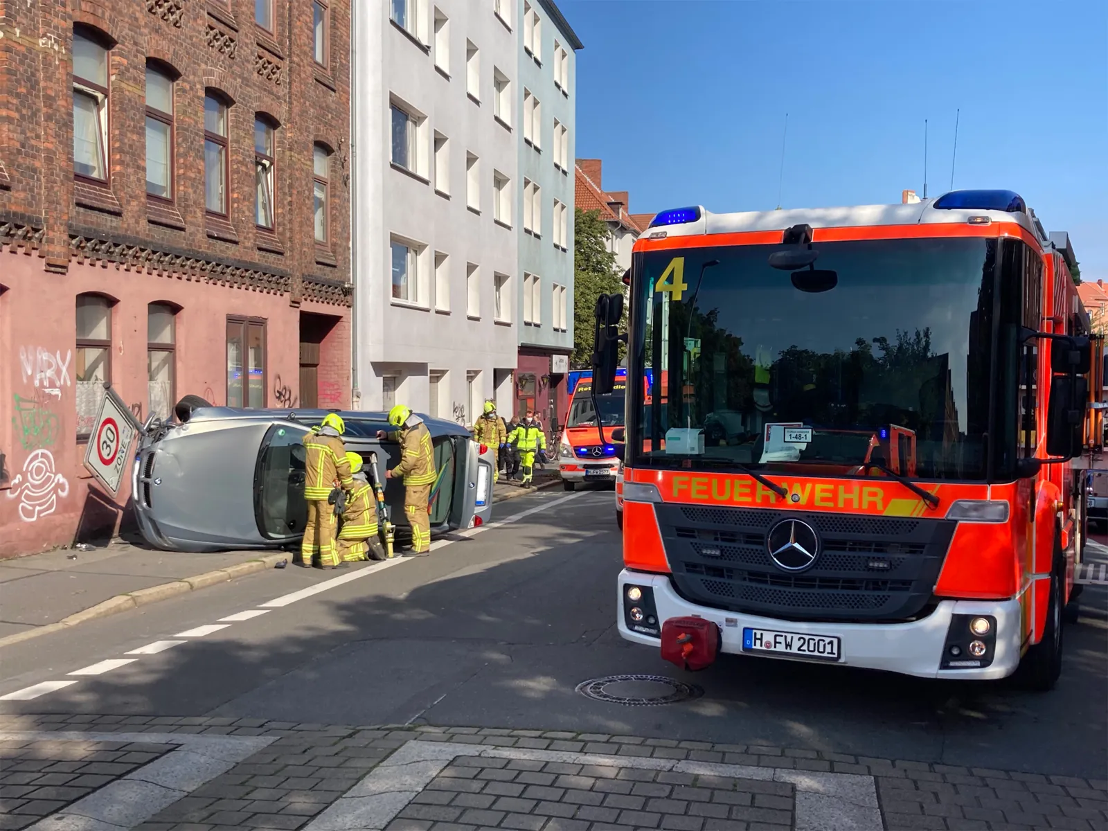 Ein Auto liegt auf der Seite.