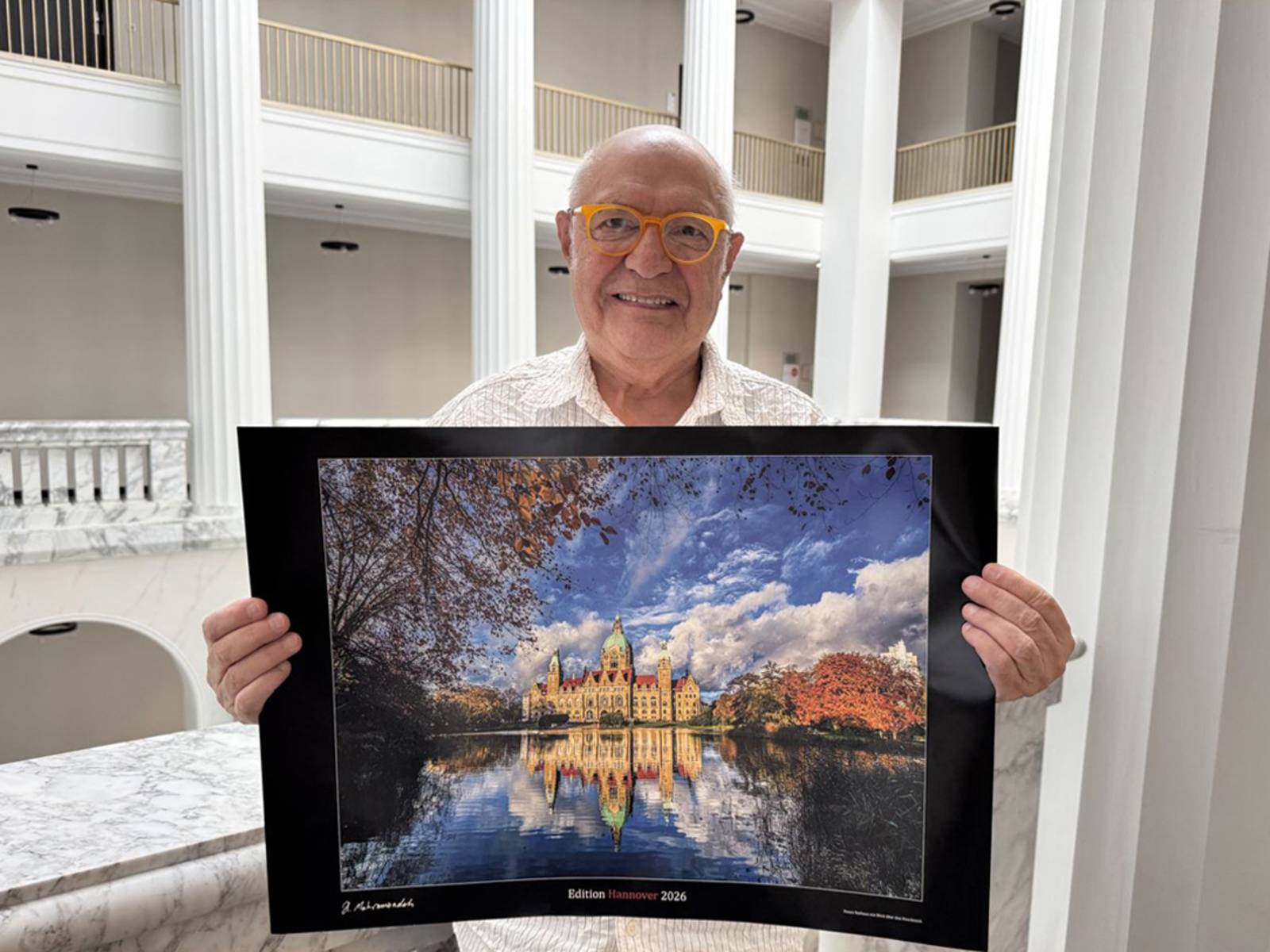 Hassan Mahramzadeh präsentiert seinen Wandkalender