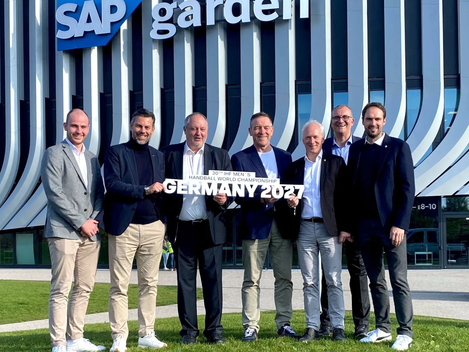 v.l.n.r.: Florian Hardekopf (ZAG arena), Peter Schachler (ZAG arena), DHB Präsident Andreas Michelmann, Handball Bundestrainer Alfred Gislason, Bürgermeister Thomas Klapproth, Christian Schäfer (Sportverwaltung LHH) und Benjamin Chatton (DHB)