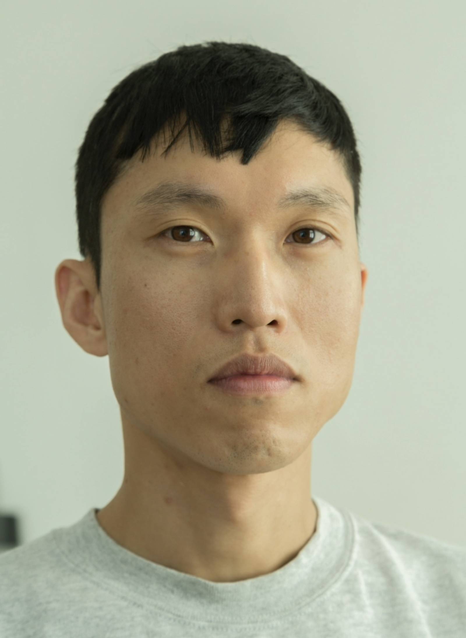 Zu sehen ist ein Portraitfoto des K&uuml;nstlers Min Yoon