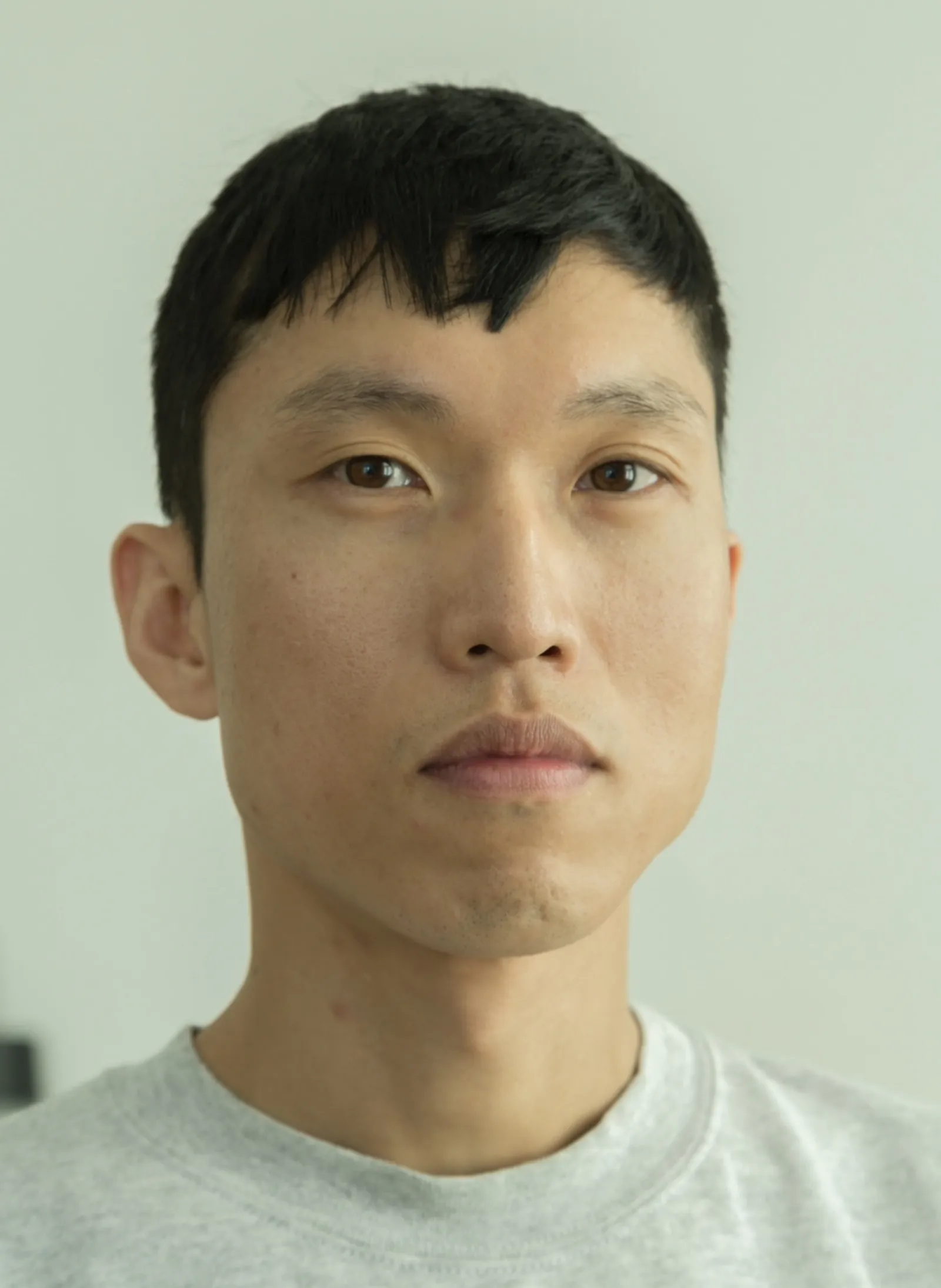 Zu sehen ist ein Portraitfoto des K&uuml;nstlers Min Yoon