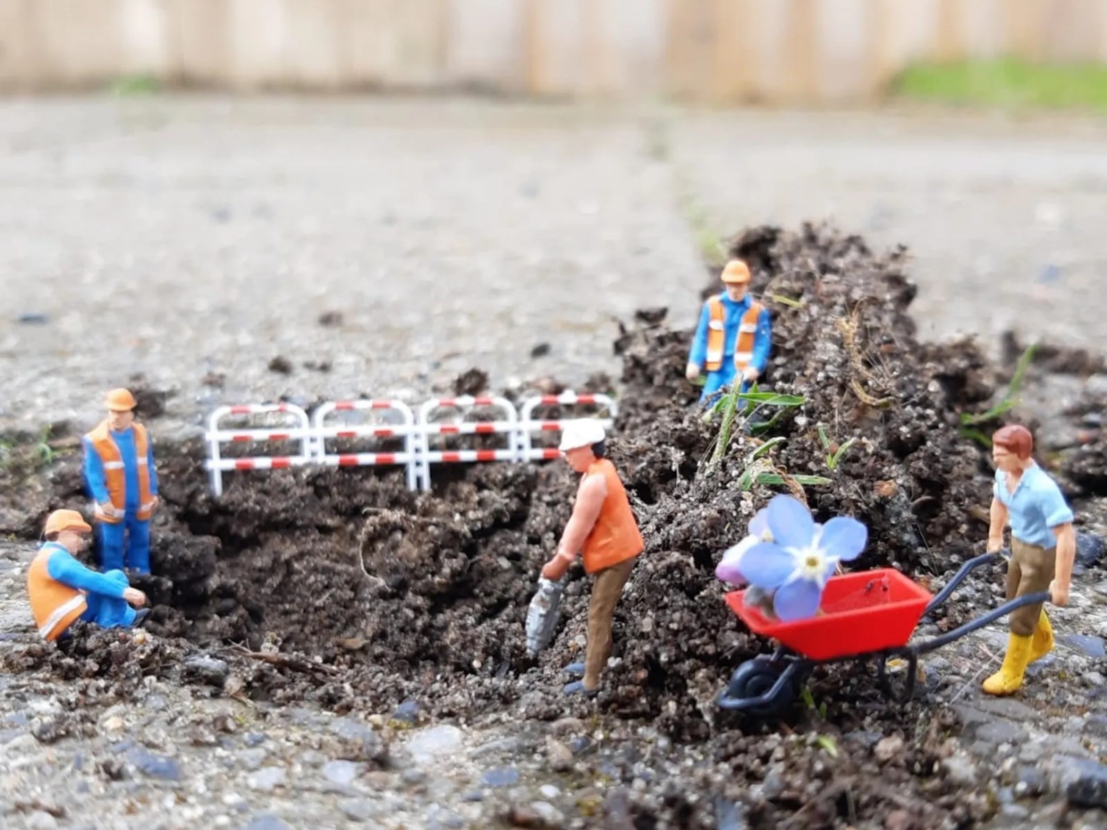 Mit Spielfiguren nachgestellte Baustelle