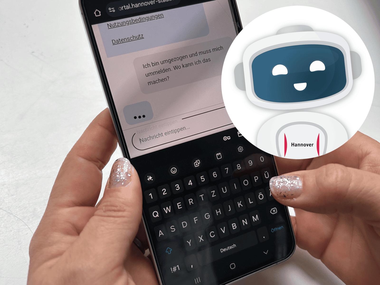 Digitale Assistenz „Hanni“ jetzt auch per Telefon und WhatsApp erreichbar. 
Zwei Hände halten ein Smartphone, auf dem der Chatbot Hanni der Landeshauptstadt Hannover geöffnet ist.
