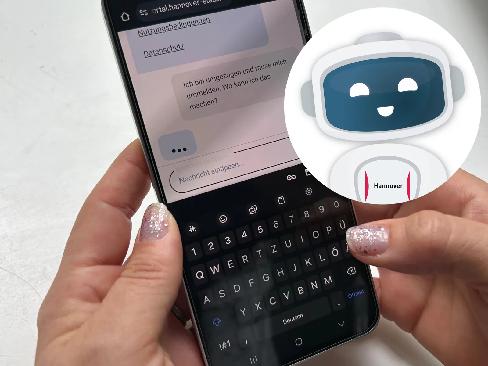 Digitale Assistenz „Hanni“ jetzt auch per Telefon und WhatsApp erreichbar. 
Zwei Hände halten ein Smartphone, auf dem der Chatbot Hanni der Landeshauptstadt Hannover geöffnet ist.