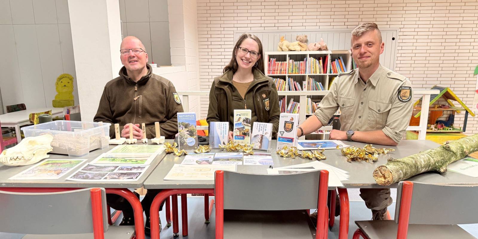Das Ranger-Team sitzt an kleinen M&ouml;beln.