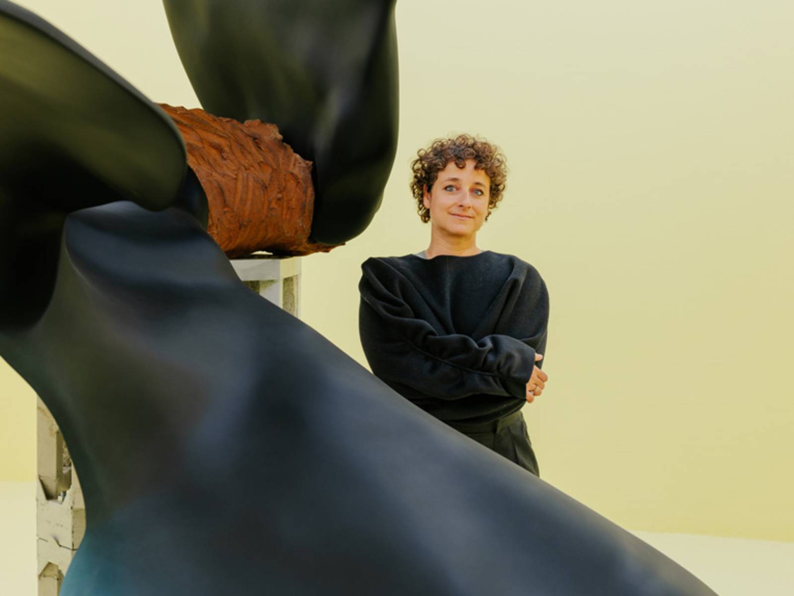 Die Bildende Künstlerin Teresa Solar Abboud vor ihrer Skulptur „Tunnel Boring Machine“