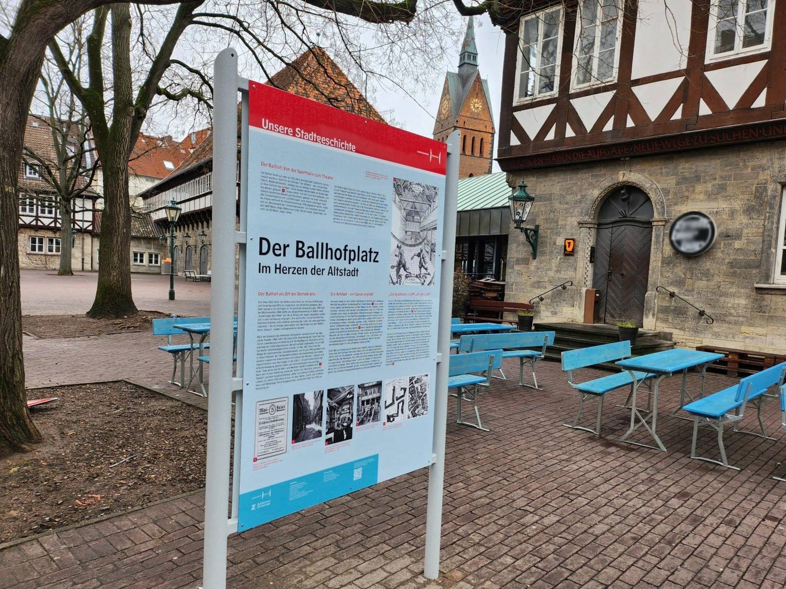 Informationstafel zur Geschichte des Ballhofs vor dem Gebäude Nummer 7 am Ballhofplatz