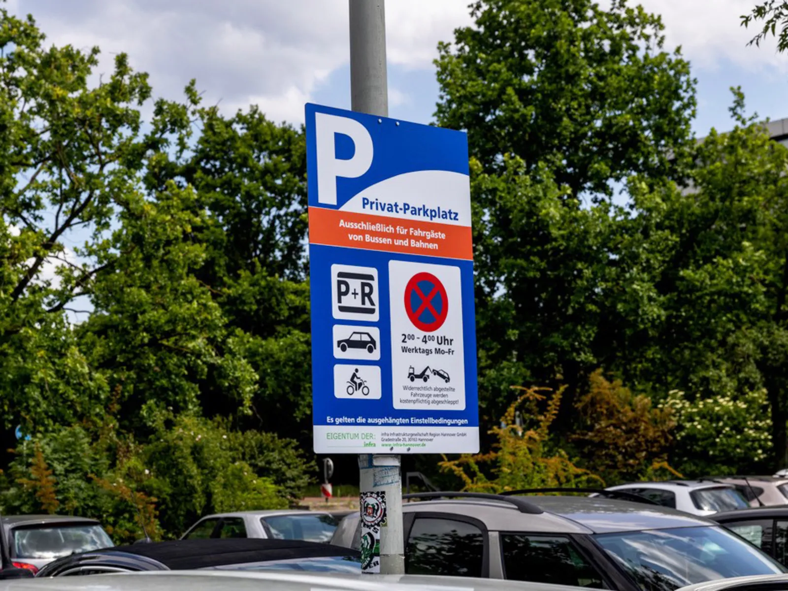 Ein Schild auf einem Parkplatz mit dem Hinweis auf die neuen Bestimmungen an den Park + Ride-Plätzen