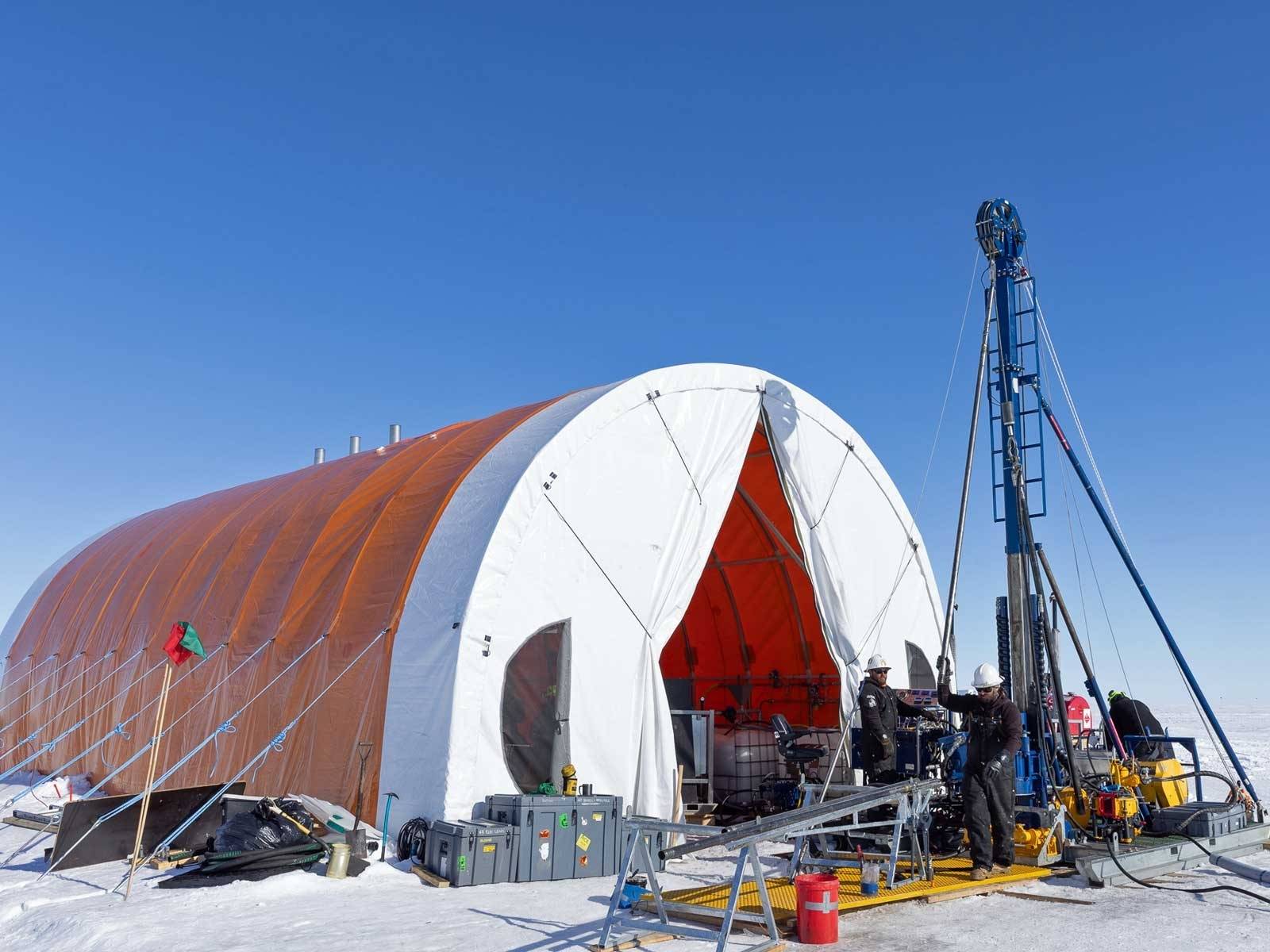 Forschungscamp mit Bohrer im Eis