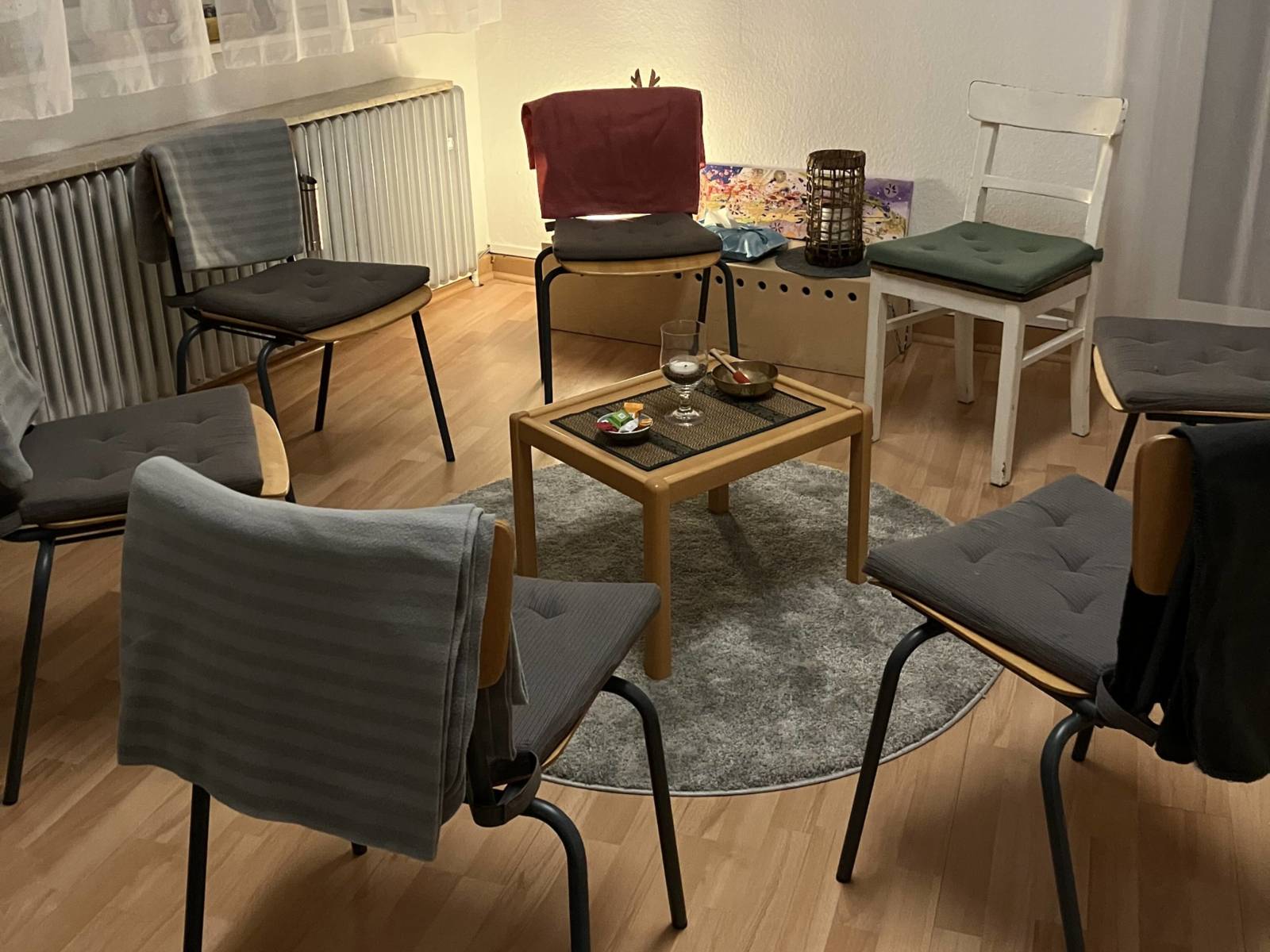 Stühle stehen um einen Tisch herum