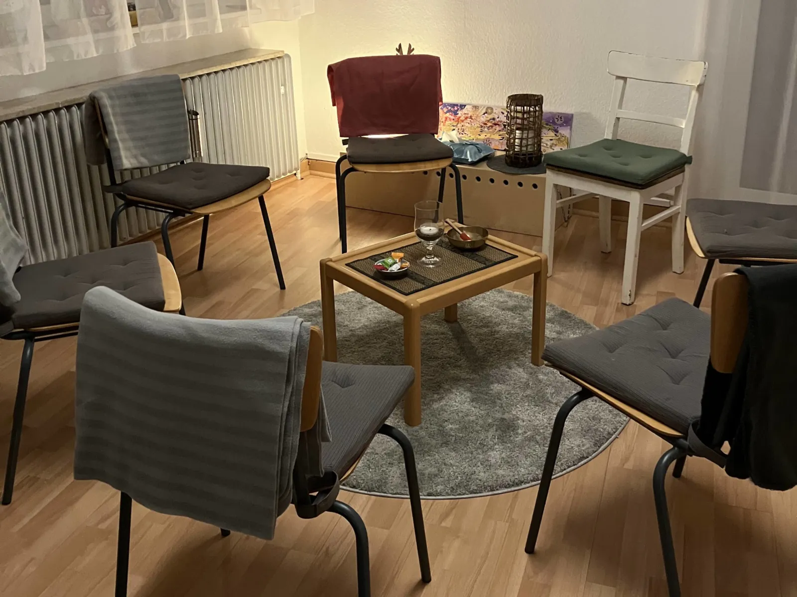 St&uuml;hle stehen um einen Tisch herum