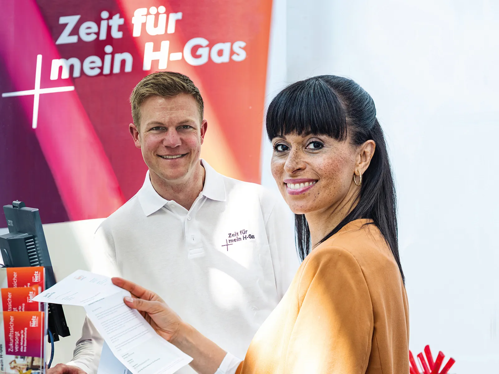 Kundin bei der Beratung im Erdgasbüro