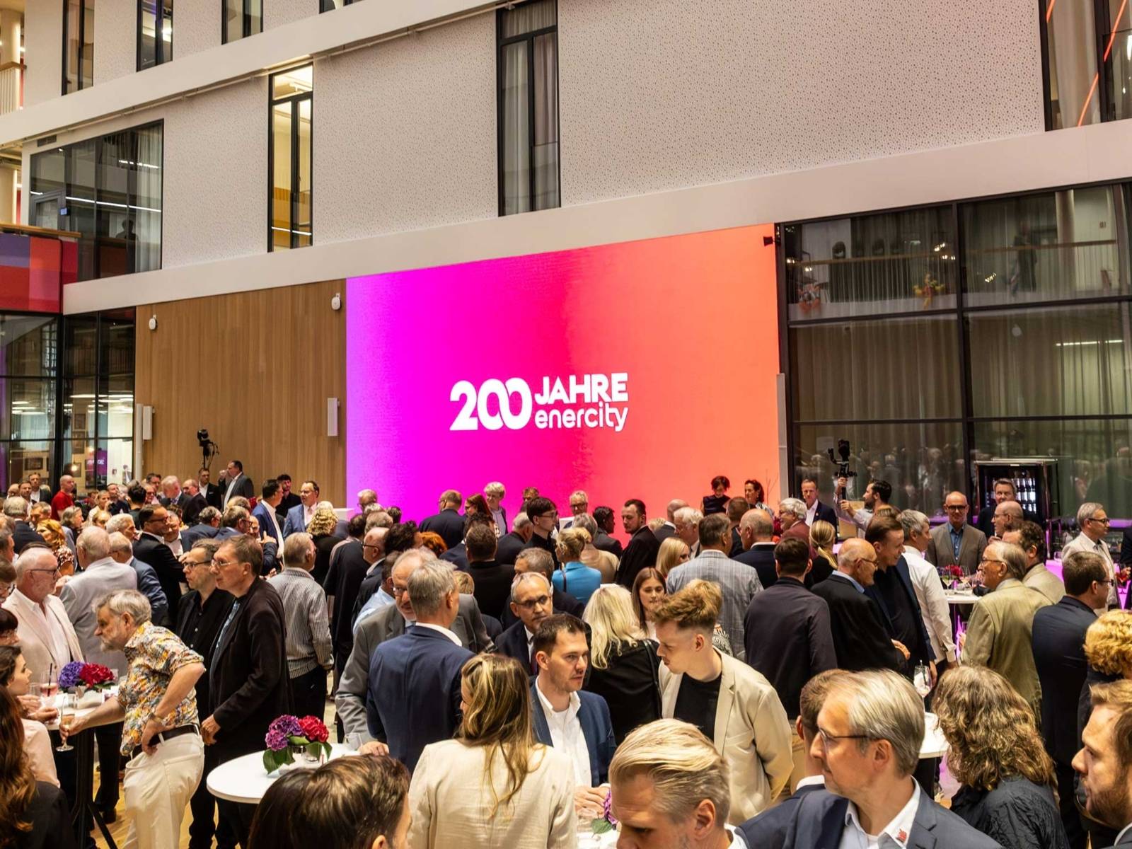 Menschenmenge vor einer großen Videoprojektion mit der Aufschrift "200 Jahre enercity"