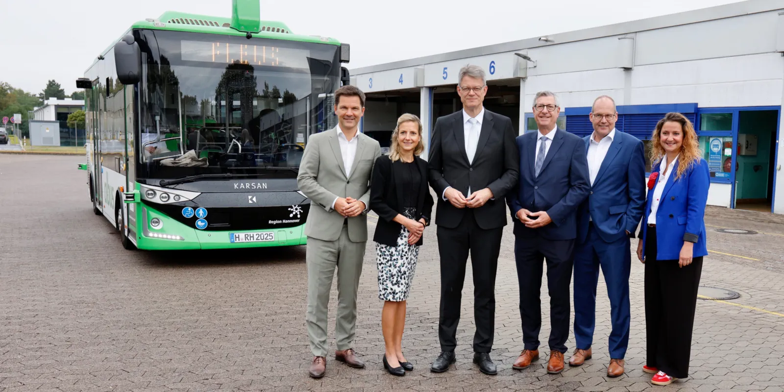 Fahrg&auml;ste vor einem Bus