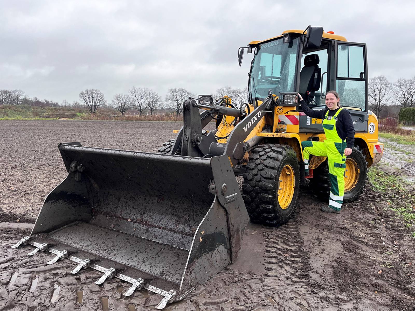Eine Frau an einem Bagger.
