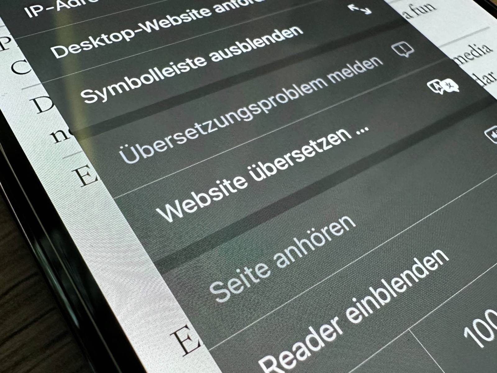 Ein Smartphone mit einem geöffnetem Browserfenster, mit der Möglichkeit die Webseite zu übersetzen
