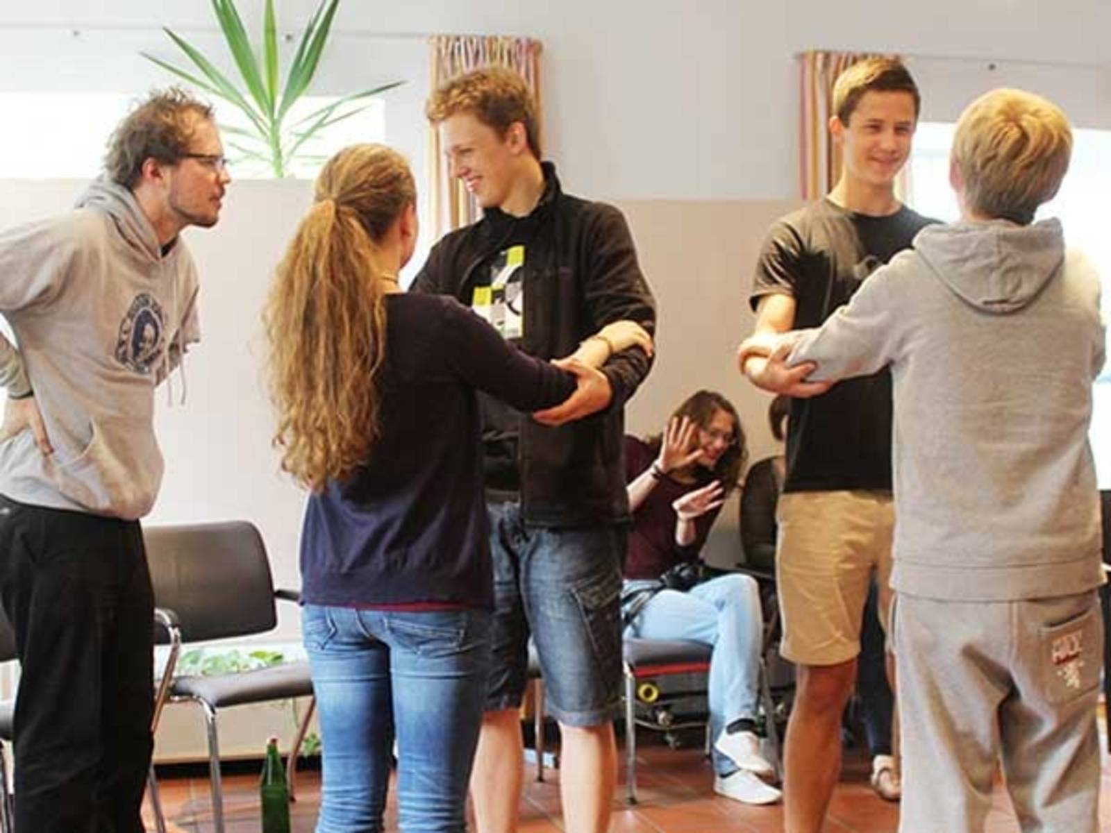 Tanzende junge Menschen