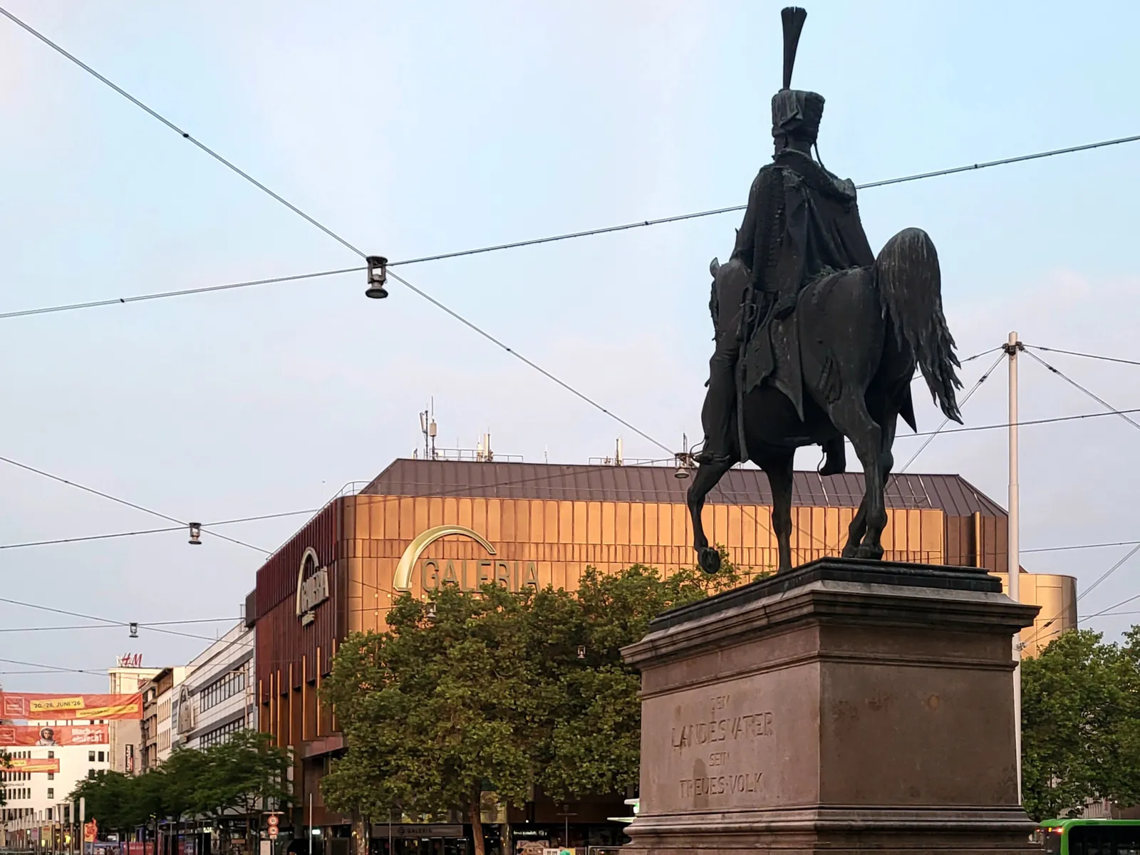 Blick auf einen Platz, auf dem ein Reiterdenkmal steht.