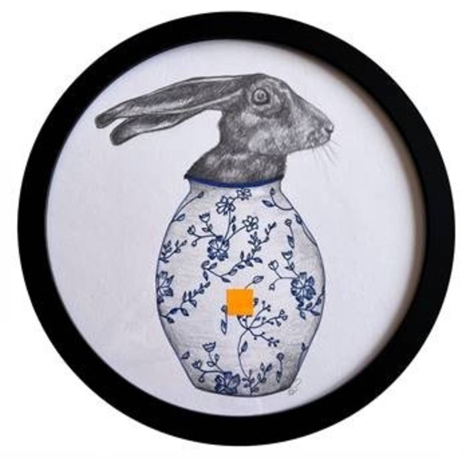 Zu sehen ist eine Zeichnung von Kathrin Schwarz: Ein Hase in einer filigran verzierten Vase auf einer runden Leinwand.