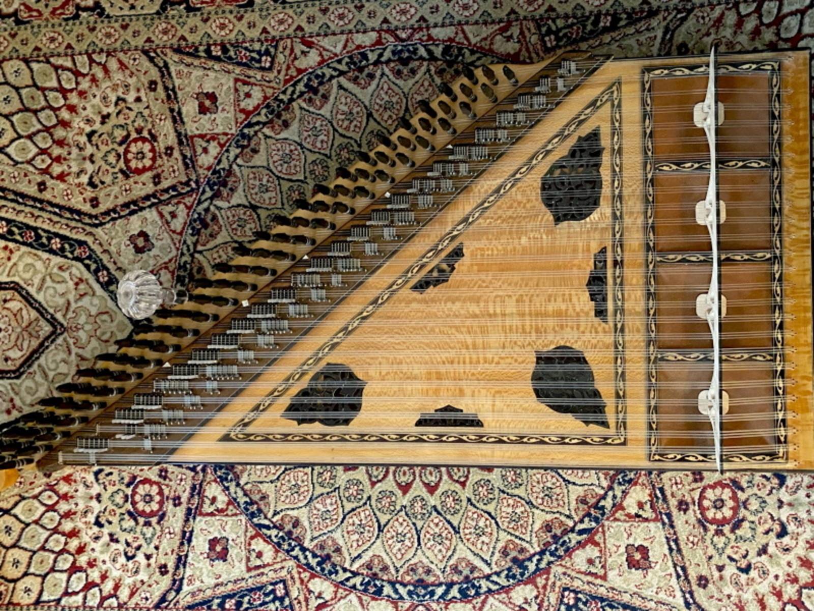 Die Kastenzither wird traditionell sowohl in der arabischen als auch in der türkischen Kunstmusik gespielt.