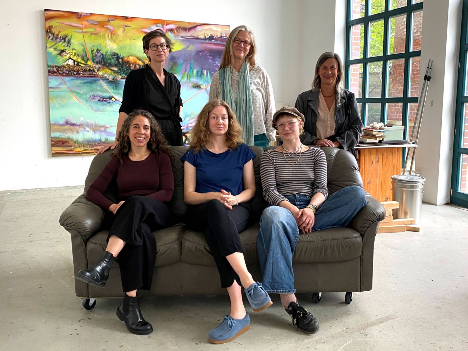 Atelier Y-workspace 42: Unten (v.l.n.r.): Mercedes Theresia Wagner Romero, Alida Warzecha, Luca Storchdorf. Oben (v.l.n.r.): Friederike Ankele, Anneke Schepke, Anne Prenzler.