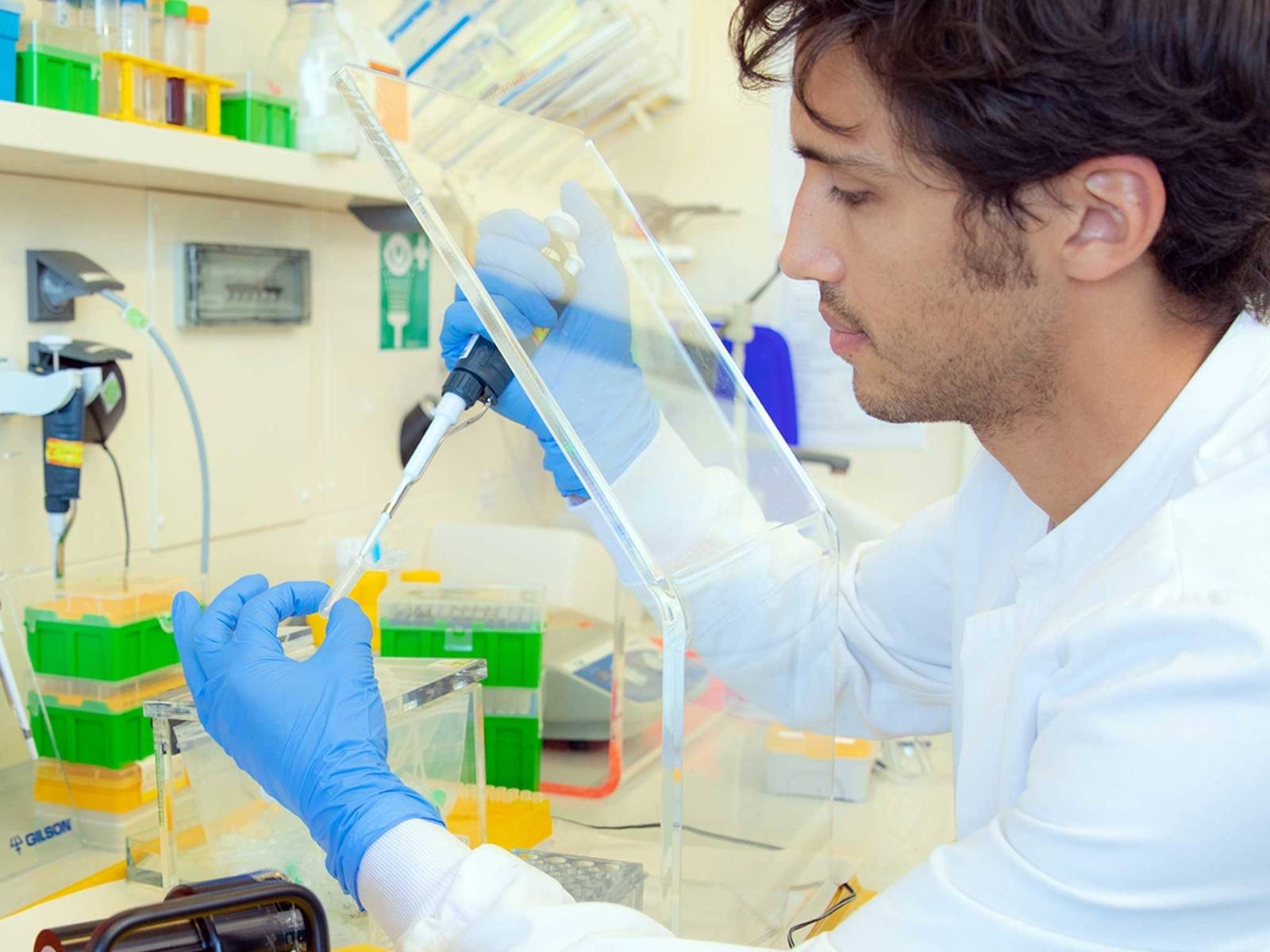 Mann arbeitet in einem Labor.