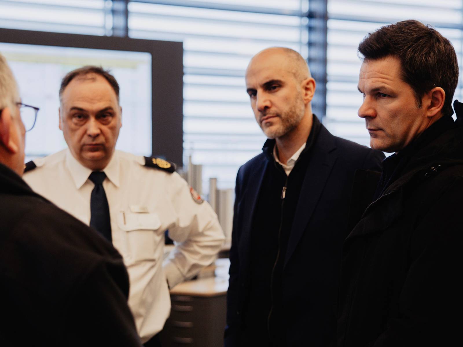 Drei ernst blickende Herren