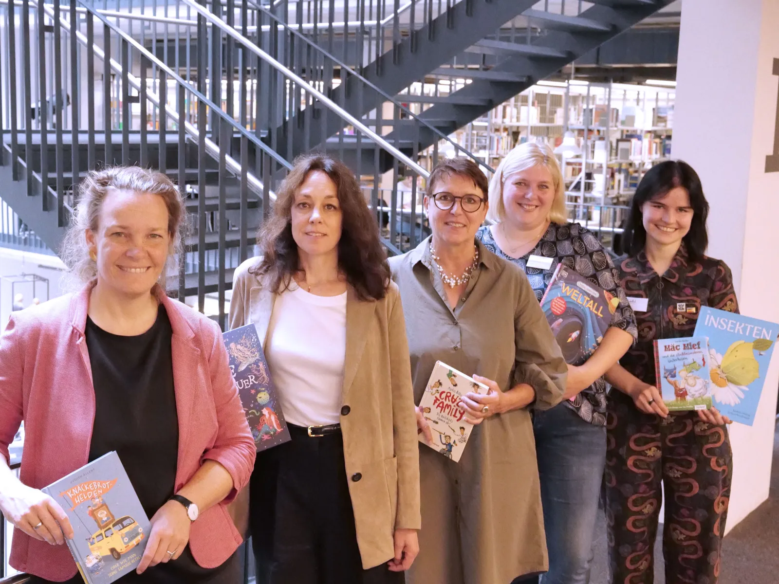 v.l.n.r.: Eva Bender (Dezernentin für Bildung und Kultur), Julia Kronenberg (Geschäftsführerin Friedrich Bödecker-Kreis e.V.), Christine Oldenburg (Fachbereichsleitung  Schule), Sina Schulz und Anina Hug (beide Stadtbibliothek Hannover)