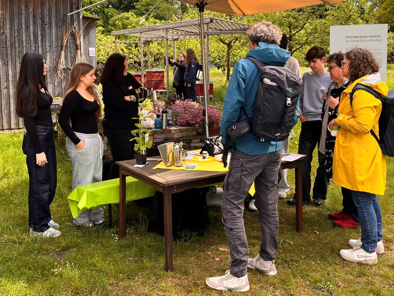 Menschen an einem Infostand.