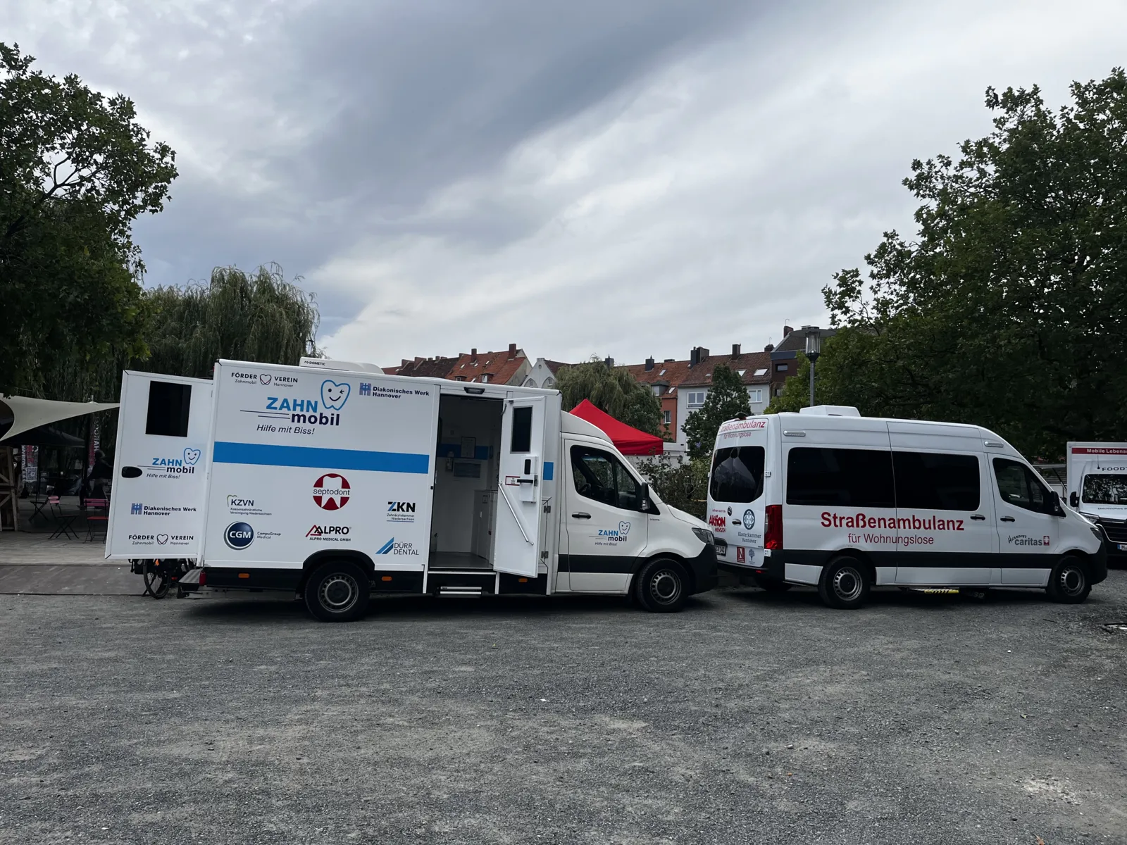 Zwei Wagen der Straßenambulanz