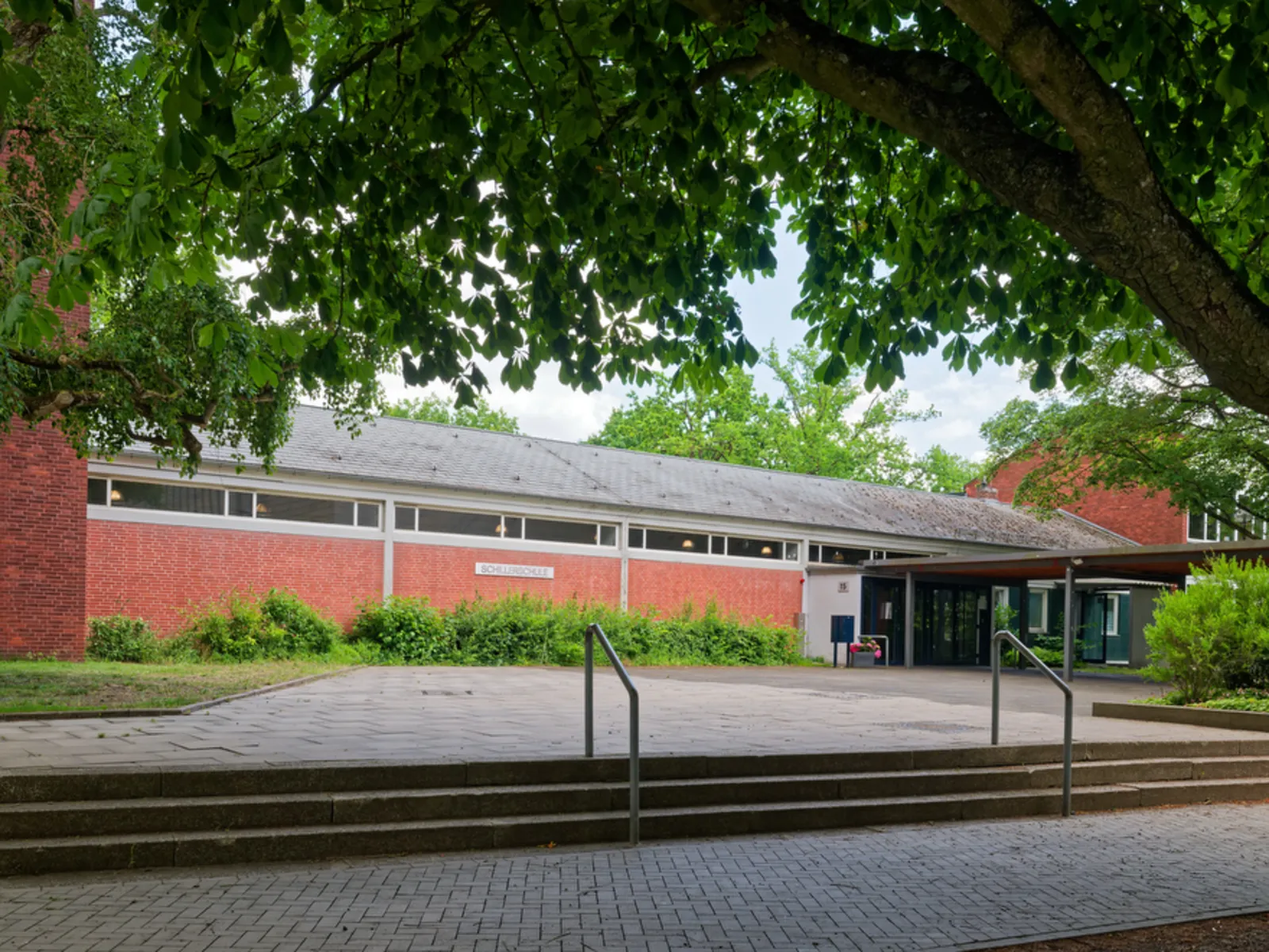 Foto der weiterführenden Schule Gymnasium Schillerschule, Haupteingang
