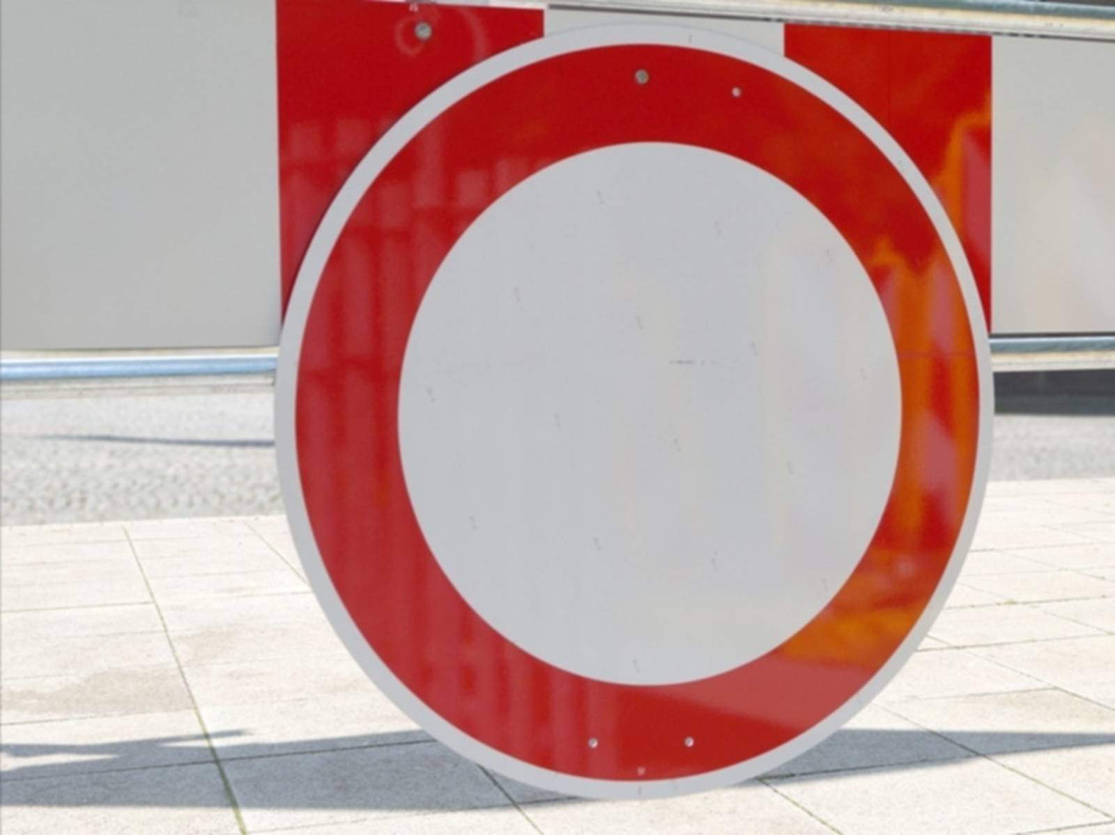 Ein Verkehrsschild mit rotem Rand, das innen weiß ist: Durchfahrt verboten