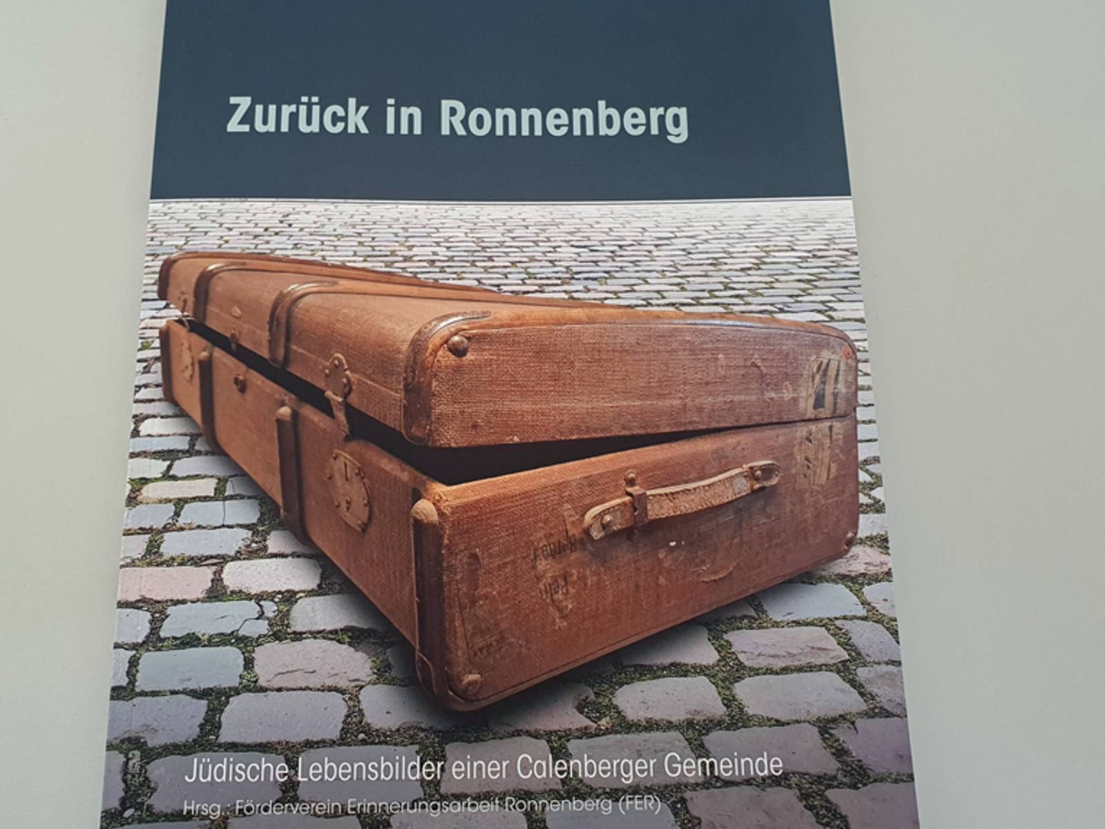 Ein Buch liegt auf einem Tisch