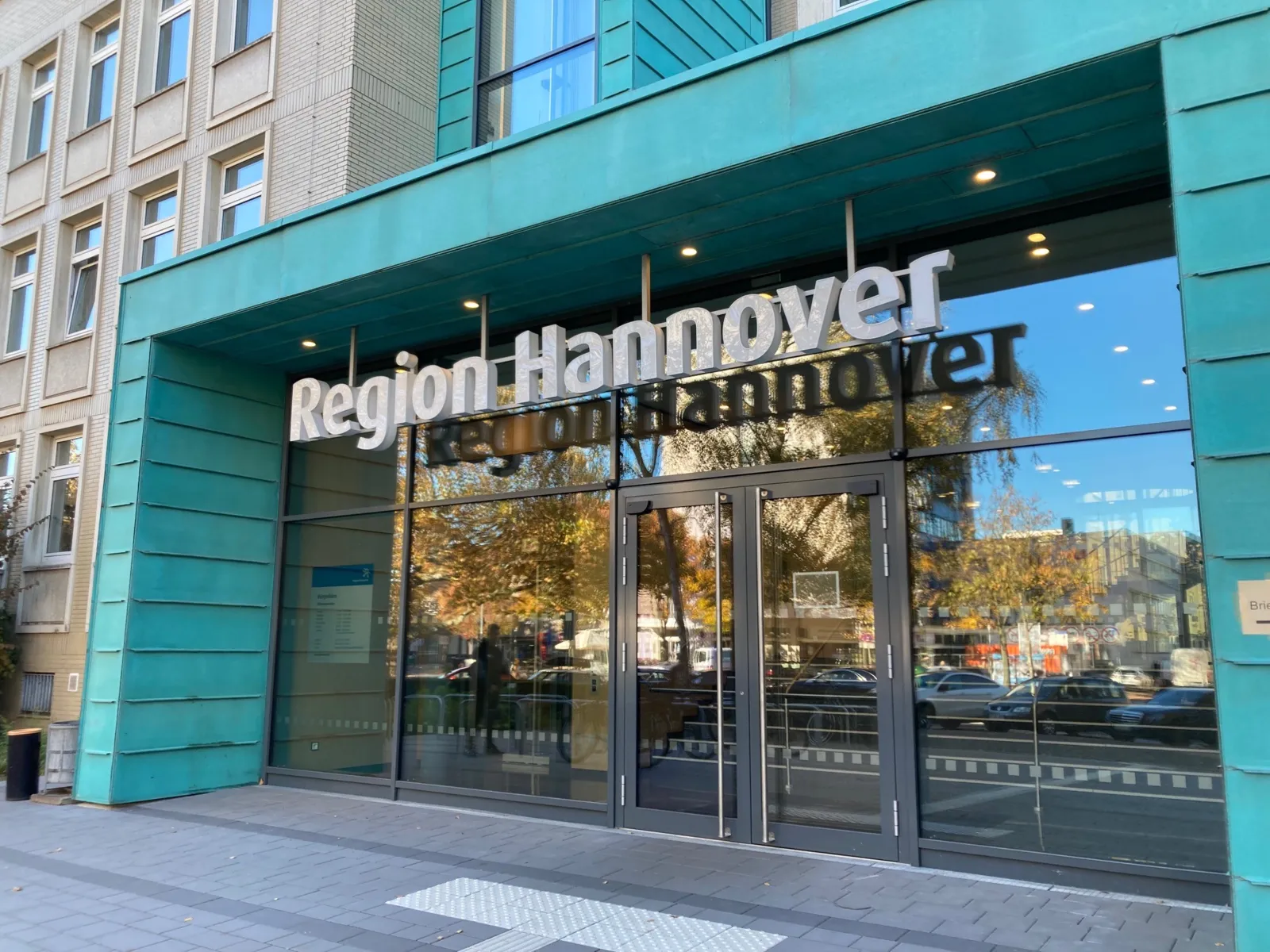 Gebäudeeingang mit Schriftzug Region Hannover
