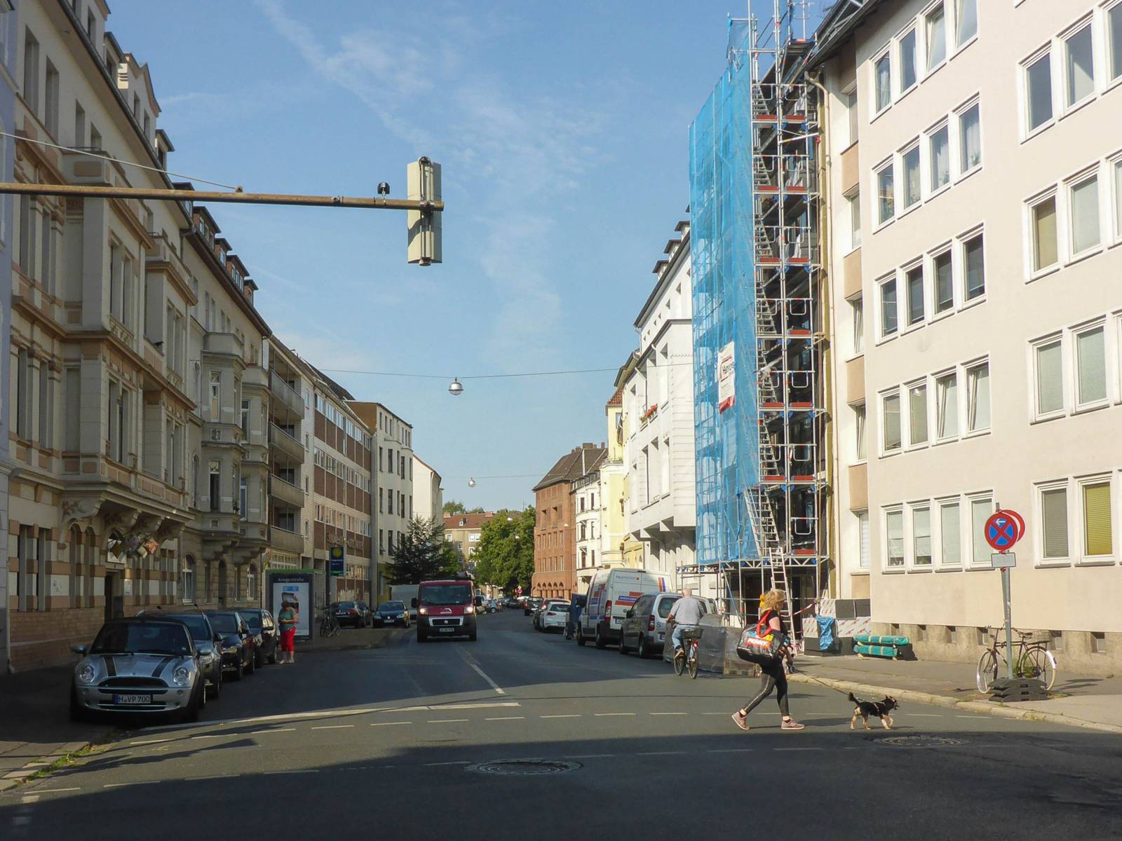 Blick in eine Straße in einem Wohngebiet.