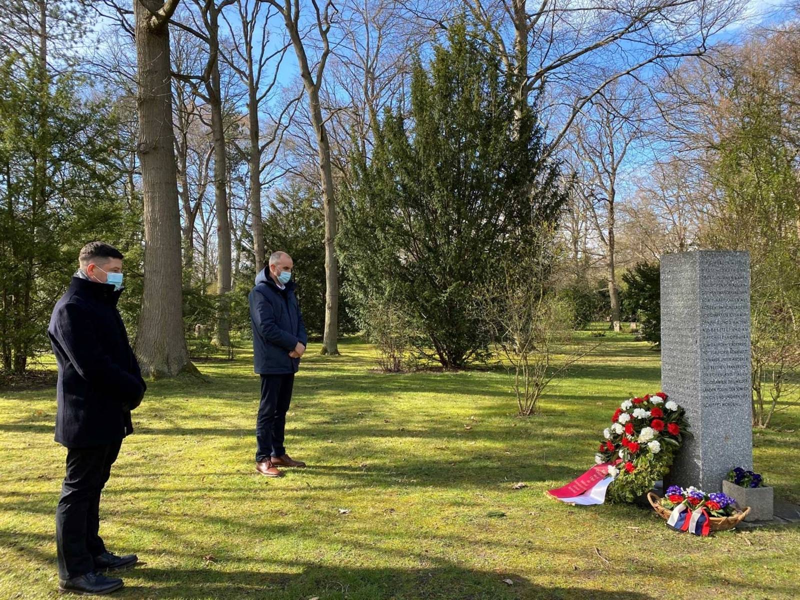 Oberbürgermeister Belit Onay und Sascha Dudzik, Zweiter Bevollmächtigter der IG Metall Hannover, im stillen Gedenken an die 154 ermordeten Kriegsgefangenen und Zwangsarbeiter auf dem Friedhof Seelhorst.