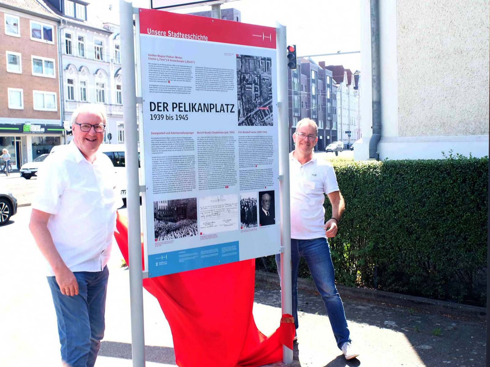 Enthüllung der Informationstafel Pelikanplatz mit Stadtbezirksbürgermeister Thorsten Baumert und Dr. Jens Binner, ZeitZentrum Zivilcourage