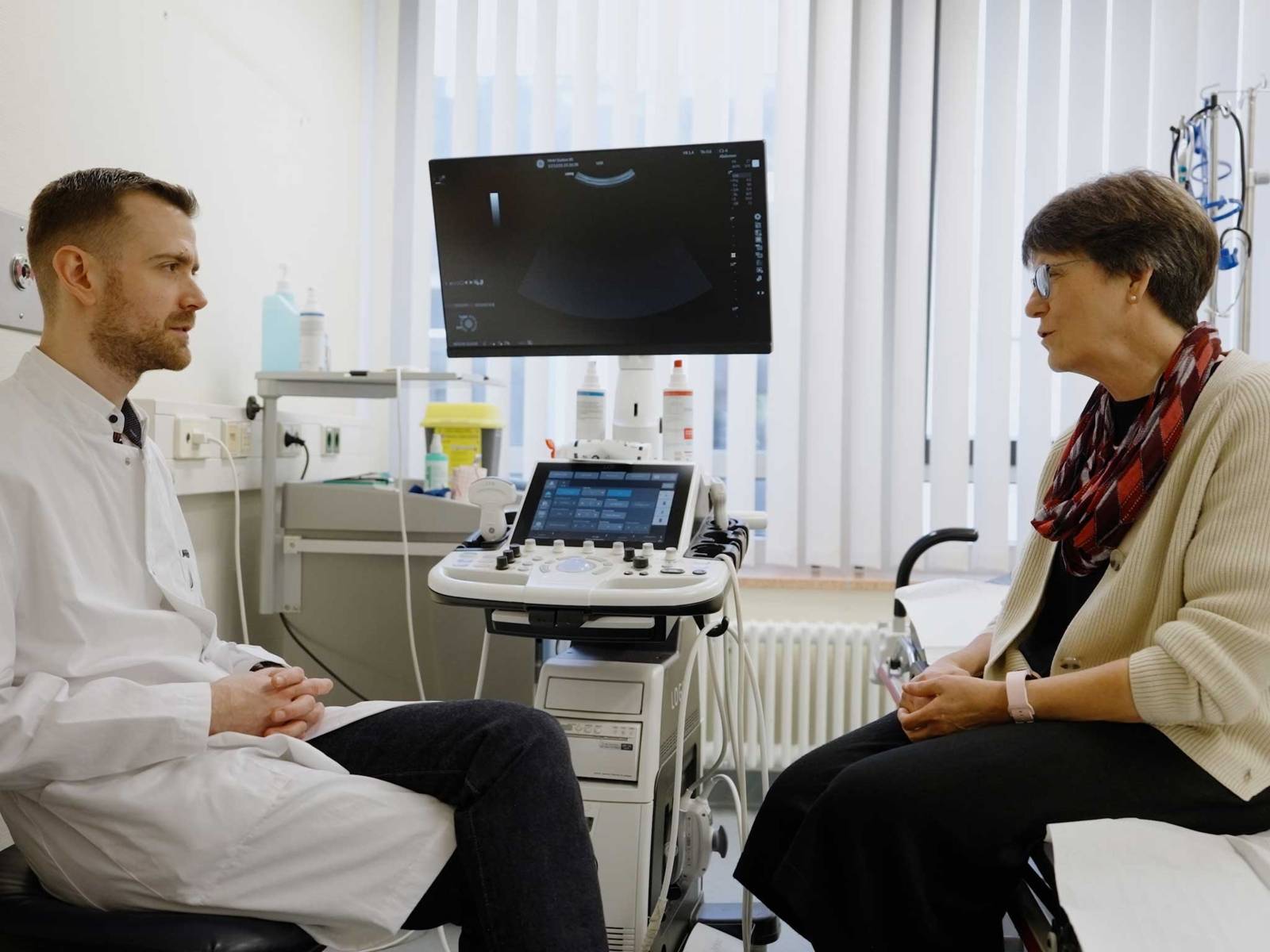 Arzt und Patientin im Gespräch.