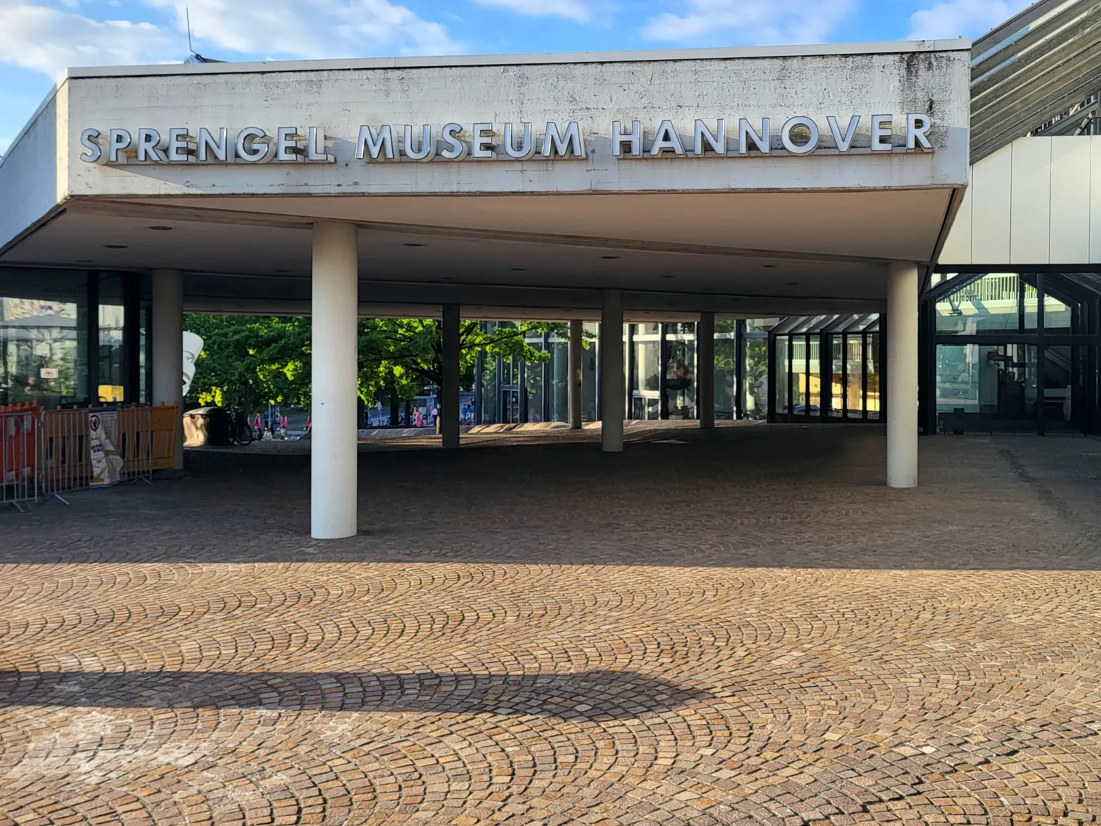 Ein Gebäude von außen.