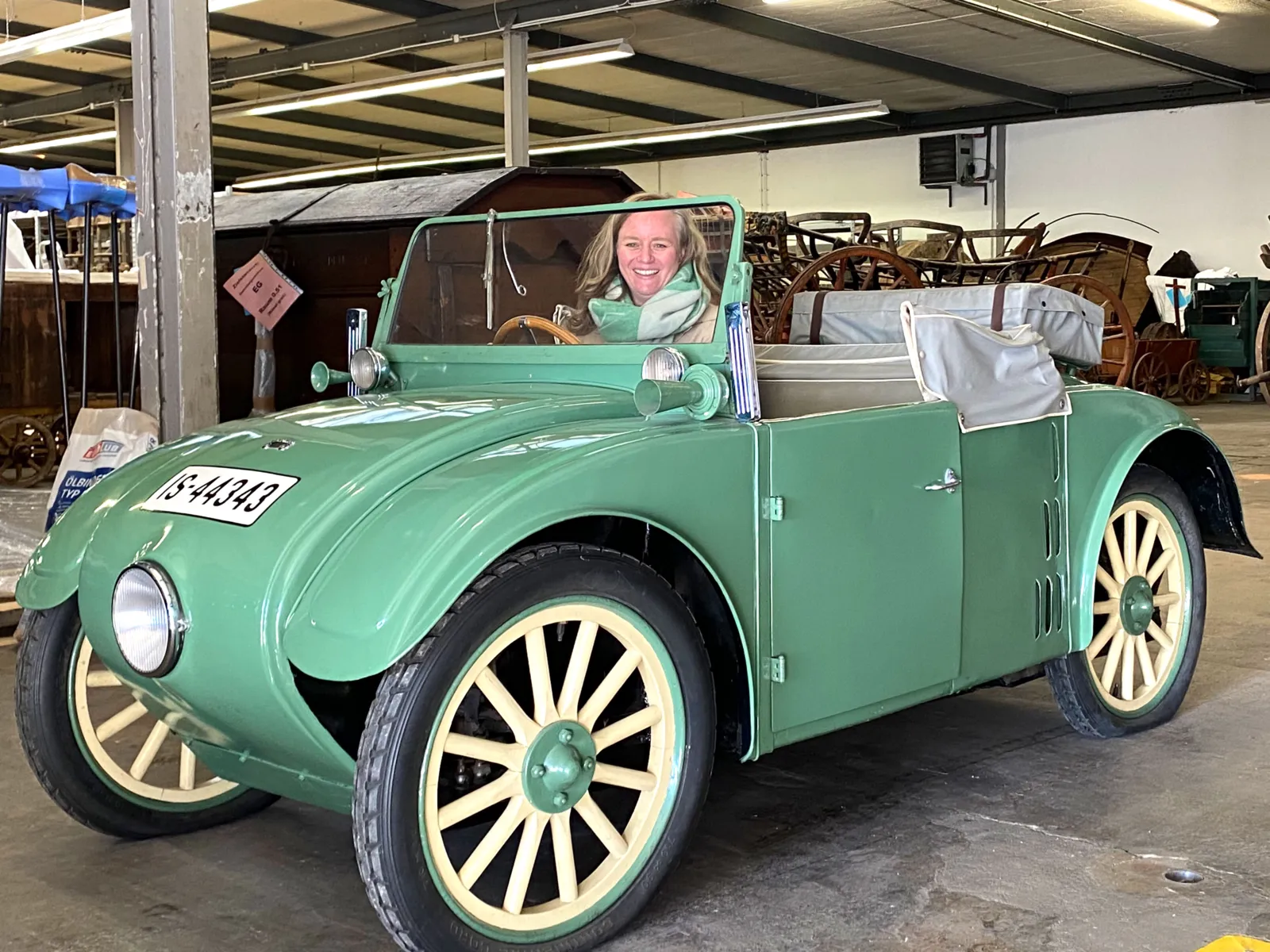 Der Hanomag 2/10 PS „Kommissbrot“ aus dem Jahr 1925 – ein historisches Fahrzeug, präsentiert von Anne Gemeinhardt, Direktorin der Museen für Kulturgeschichte der Landeshauptstadt Hannover.